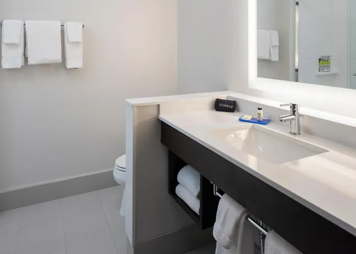 Express & - East - Bradley By Ihg Отель Bourbonnais