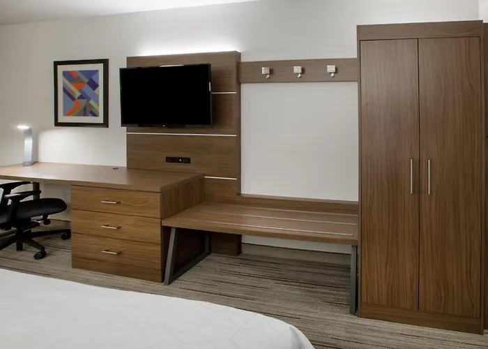 Отель Express & - East - Bradley By Ihg