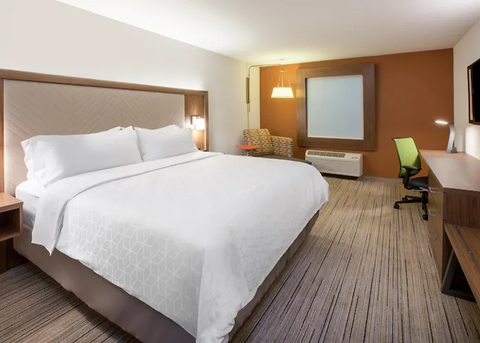 Express & - East - Bradley By Ihg Отель