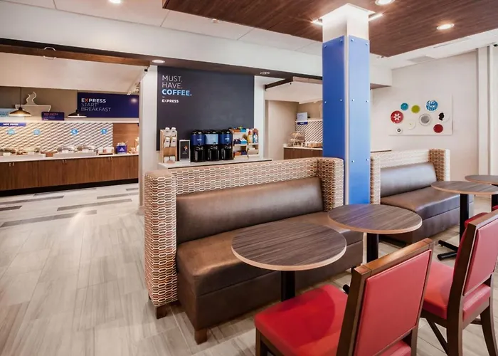 Express & - East - Bradley By Ihg Отель 3*
