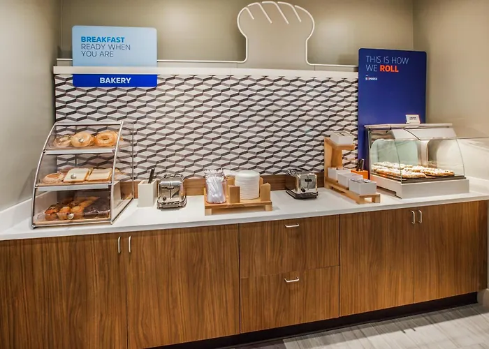 Отель Express & - East - Bradley By Ihg