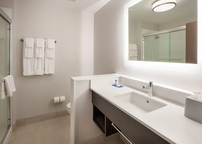 Отель Express & - East - Bradley By Ihg
