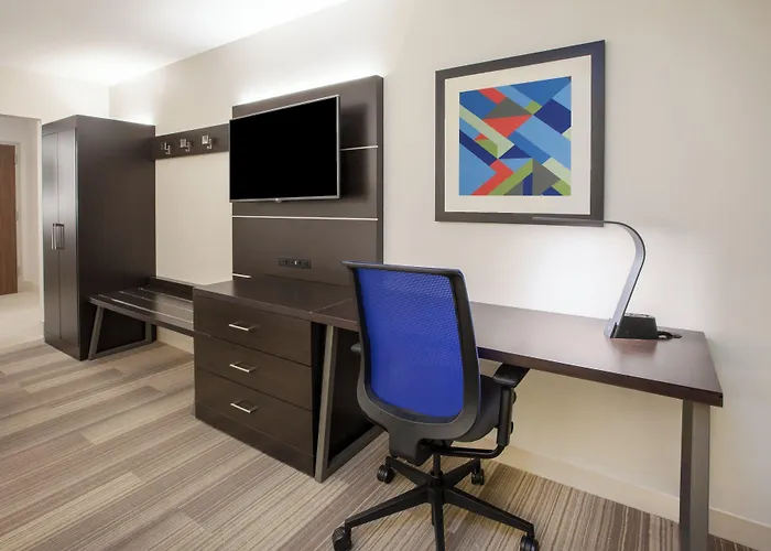 Express & - East - Bradley By Ihg Отель 3*