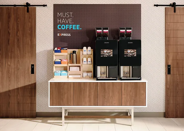 Отель Express & - East - Bradley By Ihg 3*